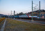 br-1852-traxx-f140-ac2/769851/die-an-die-lte-logistik--und Die an die LTE Logistik- und Transport GmbH vermietete 185 592-3 (91 80 6185 592-3 D-BRLL) der Beacon Rail Leasing Ltd. (London) fährt am 20.03.2022, mit der kalten LTE 193 697-0 (91 80 6193 697-0 D-LTE) und einem KLV-Zug, durch Betzdorf (Sieg) in Richtung Köln.

Die TRAXX F140 AC2 wurde 2008 von Bombardier in Kassel unter der Fabriknummer 34216 gebaut. Sie hat die Zulassungen für Deutschland, Österreich und die Schweiz.
Dahinter die LTE Vectron MS 193 697-0 wurde 2020 von Siemens Mobilitiy in München-Allach unter der Fabriknummer 22764 gebaut. Sie ist in der Variante A35 und hat die Zulassungen für D/A/I/H/CZ/PL/SK/HR/SLO/SRB/BG/RO.