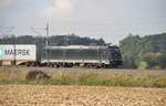 br-1852-traxx-f140-ac2/778869/185-574-1-mit-containerzug-in-diedorf 185 574-1 mit Containerzug in Diedorf, vor Augsburg am 21.10.2011.