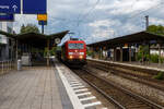 So macht die Bahnfotografie noch mehr spa...
Der Fotograf wurde bereits von weitem am Bahnsteig gesehen und vom Lokfhrer mit Fernlicht und Handzeichen begrt.... 

Die 185 377-9 (91 80 6185 377-9 D-DB) der DB Cargo AG fhrt am 11.09.2022 mit einem gemischtem Gterzug durch den Bahnhof Prien am Chiemsee in Richtung Freilassing bzw. Salzburg. Nochmals einen lieben Gru an den netten Lokfhrer zurck. Bewusst bezeichne ich ihn nicht als Tf, den es sind Lokfhrer.

Die TRAXX F140 AC2 (BR 185.2) wurde 2009 bei Bombardier in Kassel unter der Fabriknummer 34657 gebaut. Sie hat die komplette NVR-Nummer 91 80 6185 377-9 D-DB und die EBA-Nummer EBA 03J15A 160.