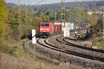 br-1852-traxx-f140-ac2/813718/185-297-9-mit-gemischtem-gueterzug-und 185 297-9 mit gemischtem Güterzug und Containerzugteil bei Hinterdenkental am 17.10.2012.