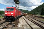 br-1852-traxx-f140-ac2/822579/185-263-1-mit-gemischtem-gueterzug-in 185 263-1 mit gemischtem Güterzug in Geislingen Steige am 03.07.2020.