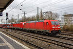 br-1852-traxx-f140-ac2/839261/die-185-395-1-91-80-6185 Die 185 395-1 (91 80 6185 395-1 D-DB) der DB Cargo AG fährt am 14 Februar 2024, mit der kalten 187 210-0 (91 80 6187 210-0 D-DB) und einem beladenen Autotransportzug der DB Cargo Logistics GmbH, ex ATG, durch den Hauptbahnhof Hamm (Westfalen).