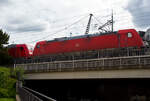 Die 185 370-4 (91 40 6185 370-4 D-DB) der DB Cargo AG fährt am 05 Mai 2024 mit der kalten 185 254-0 (91 40 6185 254-0 D-DB) und einem SUV´s beladenen Autotransportzug der DB Cargo Logistics