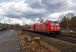 kbs-460-siegstrecke/909706/die-185-249-0-91-80-6185 Die 185 249-0 (91 80 6185 249-0 D-DB) der DB Cargo AG fährt am 28 Februar 2026 mit einem Kohlezug durch Siegen-Eiserfeld in Richtung Köln. 

Die TRAXX F140 AC2 wurde 2006 von der Bombardier Transportation GmbH in Kassel unter der Fabriknummer 33788 gebaut und an die damalige Railion Deutschland AG geliefert. 