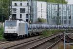 br-186-traxx-f140-ms/583030/stahlzug-mit-lineas-soeldner-186-455-durchfahrt Stahlzug mit Lineas-Söldner 186 455 durchfahrt rühig Köln Süd am 4 Oktober 2017.