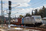 Die an die LINEAS Group NV/SA vermietete Railpool 186 296-0 (91 80 6186 299-0 D-Rpool) fährt am 08.04.2021, mit einem gemischten Güterzug, durch Betzdorf/Sieg in Richtung Köln.