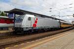 Akiem (Frankreich) 186 373 (Deutschland) steht mit ein RegioJet (Tschechische Republik) in Bratislava hl.st. (Slowakei) am 27 August 2021.
