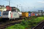 br-186-traxx-f140-ms-a-d-ausland/776877/lineas-186-384-zieht-ein-containerzug Lineas 186 384 zieht ein Containerzug durch der Quasi-Biotop von Köln West am 19 Mai 2022.