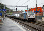 br-187-traxx-f140ac3-lm/684258/die-railpool-187-007-9-91-80 
Die Railpool 187 007-9 (91 80 6187 003-9 D-Rpool) fährt am 02.08.2019 (bei Regen) mit einem Transporter-Zug durch den Bahnhof Bellinzona in Richtung Norden. 

Die TRAXX F160 AC3 LM wurde 2012 von Bombardier Transportation in Kassel unter der Fabriknummer 34937 gebaut.