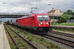 br-1871-traxx-f140ac3-db-ohne-lm/776592/db-cargo-187-187-zieht-ein DB Cargo 187 187 zieht ein Mischer durch Regensburg Hbf am 27 Mai 2022.