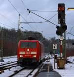 Die 189 057-3 (eine Siemens ES64F4) der DB Schenker Rail fhrt am 28.01.2013 durch den Bahnhof Betzdorf/Sieg in Richtung Siegen.