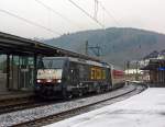 Die MRCE-Dispolok 189 115-9 (ES 64 F4 - 115) zieht, bei leichten Schneefall, den DB-Autozug AZ 1339 am 19.02.2013 durch den Bahnhof Betzdorf/Sieg in Richtung Rhein.