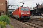 DB: Langer Kesselwagenzug mit der 189 064-5 anlässlich der Bahnhofsdurchfahrt Hamburg-Harburg vom 9. August 2016.
Foto: Walter Ruetsch