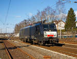   Die zur Zeit an die DB Cargo vermietete schwarze MRCE Dispolok ES 64 F4 - 803 / 189 803-0 (91 80 6189 803-0 D-DISPO Class 189-VH), ex Siemens / PCW E 189 803, fährt am 24.02.2018 in Kreuztal