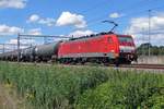 DBC 189 044 zieht ein Kesselwagenzug durch Valburg CUP am 12 Juli 2020. Beobachte die automatische Kuppung, vorgesehen für Loks im Eisenerzverkehr.