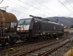 br-189-siemens-es64f4/758031/die-schwarze-db-cargo-189-098-7 Die schwarze DB Cargo 189 098-7 (91 80 6189 098-7 D-DB), ex MRCE Dispolok ES 64 F4-998, fährt am 26.11.2021 mit einem gemischten Güterzug durch Niederschelden in Richtung Siegen.

Die Siemens EuroSprinter ES 64 F4 wurde 2005 von Siemens in München-Allach unter der Fabriknummer 21084 gebaut und an die Railion Deutschland AG (heute DB Cargo) geliefert. Im Jahr 2006 wurde sie an die MRCE verkauft und wieder bis 2008 von der Railion angemietet. 2008 bekam sie die NVR-Nummer 91 80 6189 098-7 D-DISPO, zudem erfolgte die Umrüstung/Umbau in die Variante J (Class 189-VJ) und hat so nun die Zulassung für Deutschland und die Niederlande. Nach einigen Mietstationen wurde sie zum 17.06.2021 wieder DB Cargo AG verkauft.

Die BR 189 (Siemens ES64F4) hat eine Vier-Stromsystem-Ausstattung, diese hier hat die Variante J (Class 189-VJ) und besitzt so die Zugbeeinflussungssysteme LZB/PZB, ETCS und ATB für den Einsatz in Deutschland und den Niederlanden.
Die Stromabnehmerbestückung ist folgende: 
Pos. 1: D, NL (AC)
Pos. 2: NL (DC)
Pos. 3: NL (DC)
Pos. 4: D, NL (AC)
