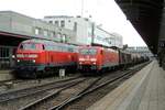 br-189-siemens-es64f4/792900/218-476-0-und-eine-weitere-218 218 476-0 und eine weitere 218 mit IC Allgäu 2012 wird von 189 019-3 mit gemischtem Güterzug in Ulm überholt am 03.11.2013.