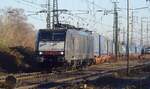 br-189-siemens-es64f4/797517/ecco-rail-189-280-zieht-der ECCO Rail 189 280 zieht der LKW Walter KLV aus Emmerich am 14 Dezember 2022.