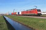 br-189-siemens-es64f4/803336/dbc-189-070-zieht-ein-containerzug DBC 189 070 zieht ein Containerzug nach Duisburg durch Valburg CUP am 8 Februar 2023.