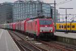 br-189-siemens-es64f4/838877/dbc-189-026-zieht-ein-stahlzug DBC 189 026 zieht ein Stahlzug durch Amsterdam Centraal am 9 Februar 2024.