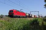 vectron-193475-2/663526/dbc-vectron-193-334-zieht-ein DBC Vectron 193 334 zieht ein KLV durch Oisterwijk am 28 juni 2019.