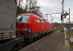 kbs-460-siegstrecke/801688/die-193-352-2-91-80-6193 Die 193 352-2 (91 80 6193 352-2 D-DB) der DB Cargo AG fährt am 28.01.2023 mit einem KLV-Zug durch Scheuerfeld (Sieg) in Richtung Köln.

Die Siemens Vectron MS (200 km/h - 6.4 MW) wurden 2018 von Siemens unter der Fabriknummer 22475 und gebaut, sie hat die Zulassungen für D/A/CH/I/NL und kann so vom Mittelmeer bis an die Nordsee ohne Lokwechsel durchfahren. 