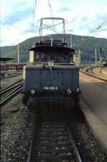 194 091-5 Nachschuberlebnis aus dem letzten Wagen eines IC auf der Geislinger Steige am 30.11.1980.  -- gleich ist sie dran.