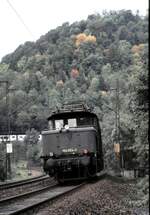 br-194-e-94-dr-254-2/755470/194-054-2-kehrt-als-schublok-zum 194 054-2 kehrt als Schublok zum Ausgangspunkt zurück, auf der Geislinger Steige am 06.10.1984.