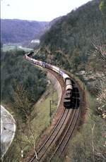 br-194-e-94-dr-254-2/767794/194-mit-gueterzug-auf-der-geislinger 194 mit Güterzug auf der Geislinger Steige am 16.04.1983.