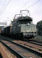 br-194-e-94-dr-254-2/770854/194-014-7-mit-gueterzug-auf-der 194 014-7 mit Güterzug auf der Donaubrücke bei Ulm am 11.06.1983.