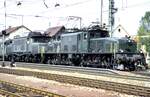 br-194-e-94-dr-254-2/772306/sbb-ce-68-iii-nr13-302 SBB Ce 6/8 III Nr.13 302 und DB 194 155-8 in Amstetten am 14.09.1984. Diese beiden Lokomotiven hat Märklin als Modelle in einer Sonderpackung herausgegeben.