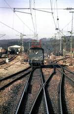 194 018-8 leistet Schubhilfe für einen IC über die Geislinger Steige am 22.11.1982. Die Schublok hält nach getaner Arbeit im Bahnhof Amstetten.