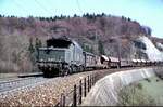 br-194-e-94-dr-254-2/803966/194-091-5-gibt-einem-gemischten-gueterzug 194 091-5 gibt einem gemischten Güterzug Schubhilfe auf der Geislinger Steige, auf dem Mühltalfelsendamm, am 23.04.1982.