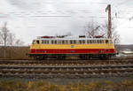 e-1012-db-110-und-db-112-113/729485/die-tri-e10-1309-91-80 Die TRI E10 1309 (91 80 6113 309-9 D-TRAIN) der Train Rental International GmbH hat am 18.03.2021 als Lokzug in Rudersdorf (Kr. Siegen), an der Dillstrecke (KBS 445), Hp 0. Sie muss erst einen Güterzug überholen lassen.

Die Lok, eine sogenannte „Bügelfalten“ E10.12 mit Henschel-Schnellfahrdrehgestellen für dem TEE Rheingold bzw. TEE Rheinpfeil, wurde 1963 von Krauss-Maffei in München-Allach unter der Fabriknummer 19014 gebaut (der elektrische Teil ist von Siemens) und an die Deutschen Bundesbahn als E10 1309 geliefert. Mit der Einführung des EDV-gerechte Nummernsystems erfolgte zum 01.01.1968 die Umzeichnung in DB 112 309-0. Nach der deutschen Wiedervereinigung und dem darauffolgenden Vereinigung der beiden deutschen Staatsbahnen (DB und DR) wurde sie zum 01.01.1991 in DB 113 309-9 umgezeichnet und fuhr so bis zur Ausmusterung und Verkauf im Jahr 2014.

TECHNISCHE DATEN:
Spurweite: 1.435 mm
Achsformel: Bo’Bo’
Länge über Puffer: 16.440 mm
Drehzapfenabstand:  7.900 mm
Achsabstand im Drehgestell:  3.400 mm
Dienstgewicht: 85,0 t
Höchstgeschwindigkeit: 160 (zeitweise 120 km/h)
Stundenleistung: 3.700 kW (kurzzeitig bis 6.000 kW)
Dauerleistung: 3.620 kW
Anfahrzugkraft: 275 kN
Treibraddurchmesser: 1.250 mm
Stromsystem:  15 kV 16 ⅔ Hz ~
Anzahl der Fahrmotoren: 4
Antrieb: Gummiringfeder
Bremse: mehrlösige Knorr-Einheits-Druckluftbremse, Zusatzbremse, fremderregte elektrische Widerstandsbremse (max. Bremsleistung 2.000 kW, Dauerleistung 1.200 kW)