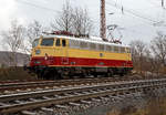 e-1012-db-110-und-db-112-113/729486/die-tri-e10-1309-91-80 Die TRI E10 1309 (91 80 6113 309-9 D-TRAIN) der Train Rental International GmbH hat am 18.03.2021 als Lokzug in Rudersdorf (Kr. Siegen), an der Dillstrecke (KBS 445), Hp 0. Sie muss erst einen Güterzug überholen lassen.

Die Lok, eine sogenannte „Bügelfalten“ E10.12 mit Henschel-Schnellfahrdrehgestellen für dem TEE Rheingold bzw. TEE Rheinpfeil, wurde 1963 von Krauss-Maffei in München-Allach unter der Fabriknummer 19014 gebaut (der elektrische Teil ist von Siemens) und an die Deutschen Bundesbahn als E10 1309 geliefert. Mit der Einführung des EDV-gerechte Nummernsystems erfolgte zum 01.01.1968 die Umzeichnung in DB 112 309-0. Nach der deutschen Wiedervereinigung und dem darauffolgenden Vereinigung der beiden deutschen Staatsbahnen (DB und DR) wurde sie zum 01.01.1991 in DB 113 309-9 umgezeichnet und fuhr so bis zur Ausmusterung und Verkauf im Jahr 2014.

TECHNISCHE DATEN:
Spurweite: 1.435 mm
Achsformel: Bo’Bo’
Länge über Puffer: 16.440 mm
Drehzapfenabstand:  7.900 mm
Achsabstand im Drehgestell:  3.400 mm
Dienstgewicht: 85,0 t
Höchstgeschwindigkeit: 160 (zeitweise 120 km/h)
Stundenleistung: 3.700 kW (kurzzeitig bis 6.000 kW)
Dauerleistung: 3.620 kW
Anfahrzugkraft: 275 kN
Treibraddurchmesser: 1.250 mm
Stromsystem:  15 kV 16 ⅔ Hz ~
Anzahl der Fahrmotoren: 4
Antrieb: Gummiringfeder
Bremse: mehrlösige Knorr-Einheits-Druckluftbremse, Zusatzbremse, fremderregte elektrische Widerstandsbremse (max. Bremsleistung 2.000 kW, Dauerleistung 1.200 kW)