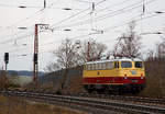 e-1012-db-110-und-db-112-113/729487/die-tri-e10-1309-91-80 Die TRI E10 1309 (91 80 6113 309-9 D-TRAIN) der Train Rental International GmbH hat am 18.03.2021 als Lokzug in Rudersdorf (Kr. Siegen), an der Dillstrecke (KBS 445), Hp 0. Sie muss erst einen Güterzug überholen lassen.

Die Lok, eine sogenannte „Bügelfalten“ E10.12 mit Henschel-Schnellfahrdrehgestellen für dem TEE Rheingold bzw. TEE Rheinpfeil, wurde 1963 von Krauss-Maffei in München-Allach unter der Fabriknummer 19014 gebaut (der elektrische Teil ist von Siemens) und an die Deutschen Bundesbahn als E10 1309 geliefert. Mit der Einführung des EDV-gerechte Nummernsystems erfolgte zum 01.01.1968 die Umzeichnung in DB 112 309-0. Nach der deutschen Wiedervereinigung und dem darauffolgenden Vereinigung der beiden deutschen Staatsbahnen (DB und DR) wurde sie zum 01.01.1991 in DB 113 309-9 umgezeichnet und fuhr so bis zur Ausmusterung und Verkauf im Jahr 2014.

TECHNISCHE DATEN:
Spurweite: 1.435 mm
Achsformel: Bo’Bo’
Länge über Puffer: 16.440 mm
Drehzapfenabstand:  7.900 mm
Achsabstand im Drehgestell:  3.400 mm
Dienstgewicht: 85,0 t
Höchstgeschwindigkeit: 160 (zeitweise 120 km/h)
Stundenleistung: 3.700 kW (kurzzeitig bis 6.000 kW)
Dauerleistung: 3.620 kW
Anfahrzugkraft: 275 kN
Treibraddurchmesser: 1.250 mm
Stromsystem:  15 kV 16 ⅔ Hz ~
Anzahl der Fahrmotoren: 4
Antrieb: Gummiringfeder
Bremse: mehrlösige Knorr-Einheits-Druckluftbremse, Zusatzbremse, fremderregte elektrische Widerstandsbremse (max. Bremsleistung 2.000 kW, Dauerleistung 1.200 kW)