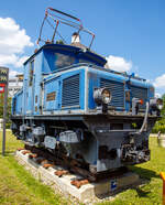 deutsches-museum/909018/die-tallokomotive-3-adhaesionslok-der-bayerische Die Tallokomotive 3 (Adhäsionslok) der Bayerische Zugspitzbahn AG als Denkmal beim Verkehrszentrum des Deutschen Museums in München am 16.06.2018. 

Die Lok wurde 1929 von AEG in Berlin unter der Fabriknummer 4270 gebaut. Seit April 2008 steht sie zusammen mit der Berglokomotiven 11 (Zahnradlokomotive) als Denkmal vor dem Verkehrszentrum des Deutschen Museums in München, sie sind eine Leihgabe der BZB ans Museum.

Die Tallokomotiven 1 ist auch noch im Jahr 2020 noch im Betriebsbestand und wird für Rangieraufgaben im Betriebswerk Grainau oder vor Bauzügen auf der Talstrecke eingesetzt. 

Die Tallokomotiven der Bayerischen Zugspitzbahn sind meterspurige Elektrolokomotiven für den reinen Adhäsionsbetrieb. Sie wurden zusammen mit den Berglokomotiven 11 bis 18 als Erstausstattung der Bayerischen Zugspitzbahn 1929 beschafft. Die zweiachsigen Tallokomotiven für die Talstrecke zwischen Garmisch-Partenkirchen und Grainau mit den AEG Fabriknummern 4268 bis 4271 hatten die Aufgabe, maximal sechs Personenwagen mit bis zu 40 km/h von Garmisch-Partenkirchen nach Grainau zu befördern. Mit einer zweiten Lokomotive als Vorspann konnten bis zu sieben Personenwagen gezogen werden.

Die Lokomotiven wickelten, bis 1987 die Doppeltriebwagen 10 und 11 in Betrieb genommen wurden, den gesamten Verkehr auf der Talstrecke ab. Daraufhin wurde 1988 Lokomotive Nr. 2 ausgemustert und als Denkmal in Garmisch-Partenkirchen aufgestellt. Lokomotive Nr. 3 war bis 2008 in Betrieb und steht seitdem zusammen mit der Berglokomotive Nr. 11 als Denkmal vor dem Verkehrszentrum des Deutschen Museums. Die Lokomotive Nr. 1 bis 4 sind weiterhin in Betrieb.


Mechanischer Teil:
Der Rahmen ist als Blechrahmen aus 30 mm starken Blechtafeln und als Außenrahmen ausgeführt. An das mittig sitzende, geschlossene Führerhaus schließen zwei niedrige Vorbauten an, in denen die Geräteausrüstungen untergebracht sind. Für Wartungsarbeiten können die Hauben abgenommen werden. Der Antrieb der Lokomotive erfolgt durch zwei Fahrmotoren, die in Tatzlagerbauform ausgeführt sind. Um eine ausreichende Bodenfreiheit in mit Zahnstangen ausgerüsteten Gleisen zu gewährleisten, wurde der Treibraddurchmesser ungewöhnlich groß gewählt. Die Lokomotiven werden mit einer selbsttätigen Vakuumbremse, System Hardy, und einer Handspindelbremse als Feststellbremse gebremst. Zur Erzeugung des Vakuums für die Vakuumbremse ist in den Lokomotiven eine zweizylindrige Kolben-Vakuumpumpe verbaut. Angetrieben wird die Pumpe durch einen Gleichstrommotor mit Netzspannung. Ein zusätzlicher Verdichter erzeugt Druckluft für die Betätigung der Druckluftpfeife, des Druckluftläutwerks und der Sandstreueinrichtung. Auf die Saugluftbremse wirkt eine wegabhängige Sicherheitsfahrschaltung, um die Lokomotiven ohne einen Beimann betreiben zu können. Die Sicherheitsfahrschaltung wird entweder durch eine Fußleiste am Fahrschalter oder durch einen der beiden Handtaster an den Einstiegstüren durch den Lokführer betätigt.

Für den Winterdienst wird an einer der Lokomotiven ein Schneeräumschild in Richtung Garmisch-Partenkirchen angebracht, um die Strecke von Grainau nach Garmisch-Partenkirchen zu räumen.

Elektrischer Teil:
Auf dem Dach des Führerhauses ist ein Scherenstromabnehmer angeordnet, der mittels einer Feder gehoben und durch einen handbetätigten Flaschenzug gesenkt werden kann. Zur Ableitung von Überspannungen sind zwischen Stromabnehmer und Hauptschalter eine Hörner-Funkenstrecke und ein Aluminium-Ableiter angebracht. Zum Anfahren haben die Lokomotiven sieben Anfahrwiderstände. Die beiden vierpoligen Fahrmotoren sind stets in Reihe geschalten. Durch zwei zusätzliche Feldschwächungsstufen hatte die Lokomotive insgesamt drei Dauerfahrstufen. Zur Steuerung der Lokomotive ist mittig im Führerhaus ein Starkstromfahrschalter angebracht, mit dem die Fahrstufen unmittelbar eingestellt werden können.

TECHNISCHE DATEN:
Hersteller: AEG, Berlin
Anzahl: 4 (Nummerierung 1 bis 4)
Baujahr: 1929
Spurweite:	1.000 mm (Meterspur)
Achsfolge: Bo
Länge über Kupplung: 6.900 mm
Achsabstand: 3.200 mm
Treibraddurchmesser: 	1.200 mm (neu)
Höhe Lokkasten:  2.600 mm 
Antrieb: 3 Elektromotoren
Leistung: 3 x 170 kW (230PS) = 510 kW (690 PS)
Zul. Höchstgeschwindigkeit : 50 km/h
Gewicht: 27,5 t
Stundenleistung: 2 x 112 kW = 224 kW / 300 PS (bei 20 km/h)
Dauerleistung: 148 kW (bei 22,5 km/h)
Stromsystem: 1.650 V DC (Gleichstrom)
Stromübertragung: Oberleitung
Anzahl der Fahrmotoren: 2 Tatzlagermotore
Übersetzung: 6,06 : 1
Bremse: Vakuumbremse
Zugheizung: elektrisch
Kupplungstyp: Scharfenbergkupplung

Die Zugspitzbahn beginnt im Ortsteil Garmisch auf einer Höhe von 705 m ü. NN als Adhäsionsbahn in einem betrieblich komplett vom benachbarten Normalspur-Bahnhof der Deutschen Bahn AG getrennten Bahnhof. Auf den ersten drei Kilometern verläuft sie parallel zur seit 1913 bestehenden Außerfernbahn, um dann in einer ansteigenden Kurve mit einer Blechbalkenbrücke die Staatsbahn zu überqueren. Im Anschluss mündet die Strecke im Katzensteintunnel und führt von dort zu den Seilbahnen Kreuzeckbahn und Alpspitzbahn. Von dort verläuft die Strecke recht geradlinig und leicht abfallend zum Grainauer Ortsteil Hammersbach. Sie umfährt den Fuß der Waxensteine und durchquert den Ort Grainau. Im Bahnhof Grainau endet die Adhäsionsstrecke nach 7,5 Kilometern mit dem Beginn der Bergstrecke. Dort befindet sich auch der betriebliche Mittelpunkt der Bahn mit der Wagenhalle. An der Wagenhalle vorbei führt die Strecke weiter zur Christlhütte und von da an parallel zur Eibseestraße, wobei Steigungen bis zu 150 ‰ überwunden werden. Im Anschluss an die Station Eibsee führt die Strecke mit bis zu 250 ‰ Steigung durch den Zugwald und durchquert mit einem kurzen Tunnel eine Mure. Direkt nach dem Tunnel führt die Bahn in einem engen Bogen über einen 12 Meter hoch aufgeschütteten Damm. Nach dem Haltepunkt Riffelriß mündet die Strecke im 4,5 Kilometer langen Zugspitztunnel. Die Tunnelstrecke führt in mehreren Schleifen aufwärts Richtung Zugspitzplatt. An der Abzweigstelle im Tunnel teilt sich die Strecke auf, einerseits in den alten Tunnel zum Schneefernerhaus, andererseits in den neuen Rosi-Tunnel zum Sonnalpin. Beide Bahnhöfe sind als unterirdische Kopfbahnhöfe ausgeführt. Der Zahnstangenabschnitt war ursprünglich 11,1 Kilometer lang und verlängerte sich durch die Eröffnung des neuen Tunnels zum Sonnalpin auf 11,5 Kilometer, die Strecke insgesamt auf 19,0 Kilometer.
