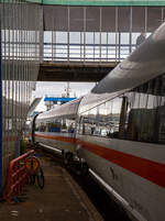 ice-td-br-605/910434/der-ice-td-bzw-vt-605 Der ICE TD bzw. VT 605, Tz 5503 hat am 15 Juni 2015, als ICE 33 (Hamburg Hbf - Koebenhavn H), den Fährbahnhof Puttgarten erreicht. Nun wird trajektiert, der ICE Dieseltriebzug fährt in die Scandlines Fähre 'Prins Richard'.  