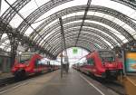 Dresden Hbf mittlere Bahnhofhalle mit 442 143 und 442 311 am 16.04.2015.