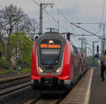 Der Bombardier TWINDEXX Vario Doppelstock-Regionalverkehrstriebzug mit den Triebwagen 445 052 und 445 059 sowie 2 DoSto-Wagen dazwischen erreicht am 17.04.2023 als, RE 54 „Main-Spessart- Express“, den Bahnhof Frankfurt am Main Sd.