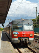   Ein ET 420 (94 80 0420 363-4 D-DB / 94 80 0421 363-3 D-DB / 94 80 0420 863-3 D-DB) der S-Bahn Rhein-Main (DB Regio AG) fhrt am 11.08.2014 als S 2 (Frankfurt Hbf - Hofheim) in den Bahnhof Bahnhof
