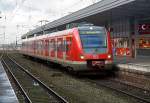 
Der elektrische Triebzug 422 502-5 / 422 002-6 (94 80 0422 502-5 D-DB / 94 80 0422 002-6 D-DB) der S-Bahn Rhein-Ruhr (Betreiber DB Regio NRW) am 08.02.2016, als S 3 (Oberhausen – Mülheim (Ruhr) – Essen – Hattingen (Ruhr)), beim Halt im Hbf Essen. 

Dieser Triebzug wurde 2007 von Bombardier Transportation in Hennigsdorf unter der Fabriknummer 24922 gebaut, die Abnahme erfolgte erst am 14.11.2008.