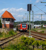 Stellwerke/885305/der-vierteilige-elektrische-triebzug-422-572-8 Der vierteilige elektrische Triebzug 422 572-8 / 422 072-9 der S-Bahn Rhein-Ruhr (Betreiber DB Regio NRW), der Linie S9 von Gladbeck über Essen Hbf nach
W-Vohwinkel, passiert am 18 Juli 2015 gerade das ehemalige Stellwerk Essen-Kupferdreh bzw. den alten Bahnhof Kupferdreh und erreicht so bald den neuen Haltepunkt Essen-Kupferdreh.
