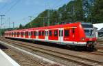 
Ein  Kurzzug  der Baureihe 423 / 433 bestehend aus  423 055-3 / 433 055-1 / 433 555-0 und 423 555-2 der S-Bahn Köln steht am 19.07.2014 im Bahnhof Au(Sieg). 

Der ET 423 / 433 wurde 1999 bei ABB Daimler-Benz Transportation GmbH (Adtranz) in Hennigsdorf unter den Fabriknummer 174236 / 174366 / 174301 und 174431 gebaut, die Abnahme fand am 15.02. 2000 statt. Die EBA-Nummer sind EBA 95W35B 055a bis d.

Mit Baureihe 423 werden die beiden angetriebenen Steuerwagen bezeichnet, während die ebenfalls angetriebenen Mittelwagen als Baureihe 433 klassifiziert werden. Die vierteiligen Triebzüge der Baureihe 423 / 433 sind 67,40 m lang. Der Triebzug ist für den S-Bahn-Betrieb gebaut und besitzt kein WC. Als Leichtbaufahrzeug besteht er größtenteils aus Aluminium. Als Antrieb wird hier Drehstromtechnik mit Bremsstromrückspeisung eingesetzt, die Leistung beträgt 2.350 kW. Die zulässige Höchstgeschwindigkeit des Triebzugs beträgt 140 km/h.
