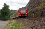 br-425-435/357941/babyquietschie-und-quietschie-zu-einem-zug 
'Babyquietschie' und 'Quietschie' zu einem Zug gekuppelt....426 540-1 / 426 040-2 und 425 136-9 / 425 636-8 der DB Regio AG fahren als RE 1 'Mosel-Saar-Express' (Saarbrücken - Trier - Koblenz) am 20.06.2014 bei Kobern-Gondorf auf der Moselstrecke (KBS 690) in Richtung Koblenz.  Der ET 426 wurde 2001 Deutsche Waggonbau AG (DWA) in Ammendorf gebaut, der ET 425 wurde 2002 von Siemens in Uerdingen gebaut.