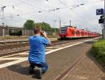 . Der Fotograf und sein Sujet - Eine Quietschi (BR 425) Doppeleinheit wird im Bahnhof Bonn-Beuel fachgerecht von einem sehr netten Fotografen abgelichtet. 27.06.2015 (Jeanny)