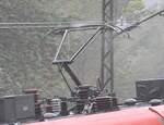 br-425-435/789610/der-stromabnehmer-des-425-313-4-zieht Der Stromabnehmer des 425 313-4 zieht eine Wasserfahne am nassen Draht auf der Geislinger Steige am 25.09.2010.
