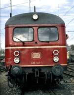 br-425-825-alt-ex-et25-dr-285/838071/425-121-1-bei-einer-fuehrung-im 425 121-1 bei einer Führung im Bw Stuttgart am 12.10.1980. Der Triebwagenführer nutzt die Gelegenheit zu einem kleinen Informationsaustausch.
