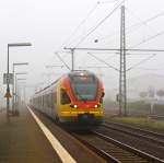 
Durch den Nebel in der Wetterau....
Der 5-teiliger Flirt 429 041 / 541 gekoppelt mit dem 3-teiligen Flirt 427 541 / 041 der HLB (Hessischen Landesbahn) fährt am 01.11.2014, als RE 40 Frankfurt am Main - Gießen - Siegen, durch den Bahnhof Butzbach. 
Wie hier in Hessen wird der Zug als RE 40 geführt, in NRW wo sich die Endstation Siegen Hbf befindet wird er als RE 99 geführt. 