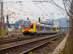 Der 3-teilige Stadler FLIRT 427 541 / 827 041/ 427 041 (94 80 0427 123-5 D-HEB / 94 80 0827 123-1 D-HEB / 94 80 0427 623-4 D-HEB) der HLB Bahn (Hessischen Landesbahn) verlässt am 21.04.2021, als